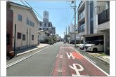 前面8.2ｍ幅の道路に面しており、通行や駐車の際に余裕がある広さです。運転が苦手な方でもラクラク！