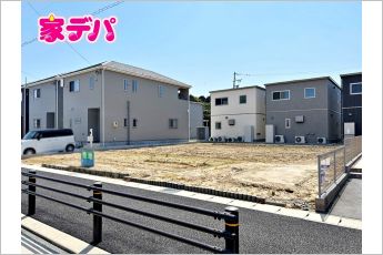 小学校が近くお子さまの通学も安心です。整形地で理想の住いを建てることができます。