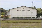 長沢小学校（690m）