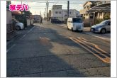 前面道路は公道で、車のすれ違いもラクラクな約7ｍの幅があります