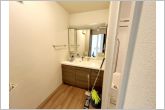 換気扇があるため窓が無くても嫌な臭いもこもりません。また日焼けからトイレを守ります。