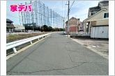 前面6ｍ幅の道路に面しており、通行や駐車の際に余裕がある広さです。運転が苦手な方でもラクラク