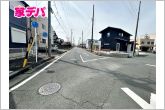 前面道路は公道で、車のすれ違いもラクラク！