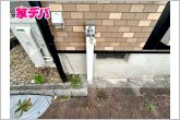 玄関横には立水栓が設置されています！お庭の水撒き、洗車、お掃除、お子様の水遊びなど便利です！