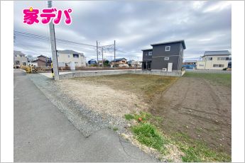 建築条件なし！更地引渡しです。商業施設や最寄り駅が近く便利な立地！現地見学などお気軽にお問合せ下さい！