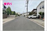 前面道路はゆとりの5.7ｍ!車通りが少なく、駐車が苦手な方でも安心の道路幅です