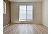 【施工例】バルコニーに面した明るい洋室。全居室収納つきなのでお部屋を広くお使いいただけます。