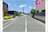 前面8ｍ幅の道路に面しており、通行や駐車の際に余裕がある広さです。運転が苦手な方でもラクラク